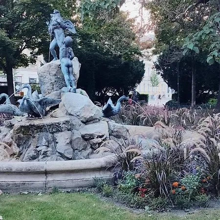 Apartament Danube Riverside With Quite Workplace